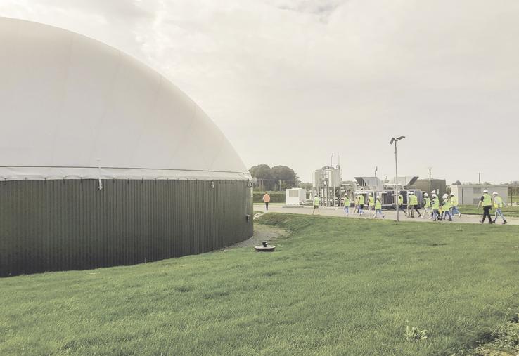 Les BTSA Acse d'Yvetot devant l'unité de méthanisation Caux Avenir Biogaz située à Limpiville. 