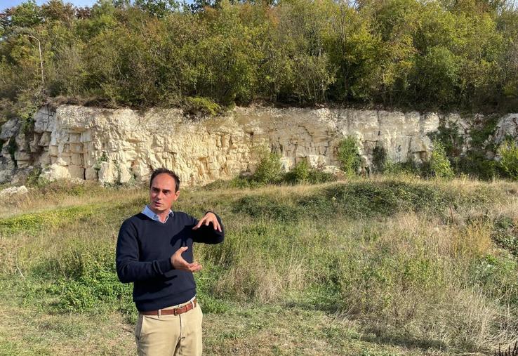 Le vignoble se situe sur une exception géologique, une colline avec un sol calcaire similaire à celui qu'on trouve en Bourgogne. C'est pour cela que des vignes y ont été plantées.
