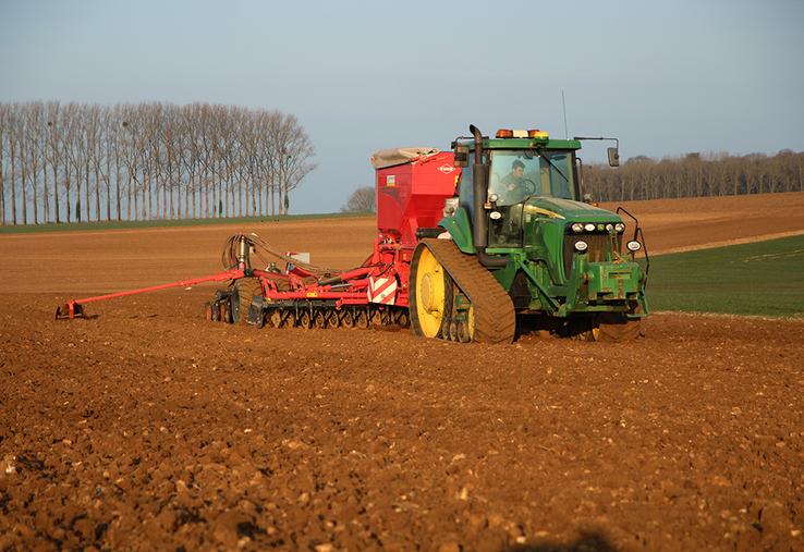 Pour diminuer le coût horaire (par exemple d’un tracteur de grosse puissance), il faut un volume d’heures de travail important… il est plus facile à atteindre collectivement.