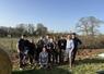 Eugène Lefebvre entouré des jeunes de l'Hortithèque de Fauville-en-Caux, prêts pour planter 300 mètres de haies.