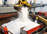 Déchargement d'ammonitrate par cargo.