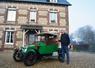 Rémy Varin et sa Renault de 1913 : ici, pas de plastique ni d'électronique. Chaque courbe de la carrosserie verte de la Renault et chaque pièce de laiton ont été façonnées ou restaurées à la main, respectant scrupuleusement les plans d'origine.