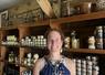 Fanny Crombez est agricultrice à la ferme de Guenouville (27). Installée en élevage porcin et culture sur 90 ha, elle propose ses produits en vente directe à la ferme. D'abord seule sur l'exploitation, elle avance désormais aux côtés de son mari.