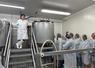Échanges des producteurs transformateurs de produits laitiers sur les conditions de travail autour du laboratoire du Gaec Genty à Richemont. Le Gaec a installé ses cuves en hauteur pour profiter de la gravité afin de déplacer le lait vers l'étape d'égouttage.