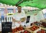Sur les marchés, Florian Humel explique la situation à ses clients et pourquoi il est nécessaire à l'entreprise d'augmenter certains prix. « Nous ne pouvons plus faire de promo sur nos tomates. Il nous faut rémunérer nos salariés, régler les factures de graines et plants déjà engagés, payer nos charges et nous ne savons pas si toutes nos cultures pourront être récoltées ».
