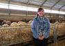 Fiona Carré a fait le choix de transformer elle-même le lait de ses brebis. Dans son atelier de transformation, elle produit des yaourts, des fromages frais et affinés. La lacaune est la race de brebis laitière la plus productive.