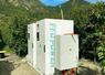 La batterie, installée ici dans un verger, a une emprise au sol de 5 m2. Elle permet de dégager un revenu de 1 800 euros/an pour une durée de 12 voire 17 ans.