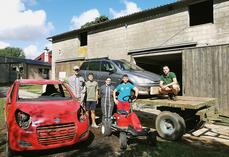 De g. à d. : Pierre Barabé, Baptiste Feuillolay, Bérénice Dumortier, Gontran Dumortier et Marius Bertin préparent leurs machines infernales pour l’auto-foot et le garden cross. 