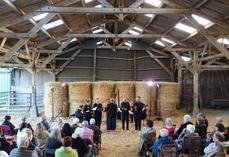 Concert à la ferme (archive). Les morceaux seront interprétés par Sarah Laulan (contralto), Rémy Poulakis (accordéon), Arnaud Thorette (alto), Alix Merckx (contrebasse) et Johan Farjot (piano).
