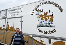 Samuel Molard devant le nouveau camion de marché de la famille, véritable boutique ambulante qui répond bien aux besoins des producteurs vendeurs.