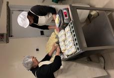 Sophie (à g.) et Marie-Paule, salariées, sont à la transformation et à la vente.