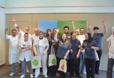 Les six binômes et Yvon Lormier, enseignant en chocolaterie et pâtisserie.