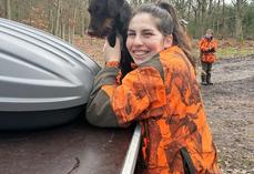 Marion Nail accompagnée de sa chienne Tornade : « Je fonce dans les fourrés sans fusil car je privilégie ma mobilité et par conséquent, la sécurité. »