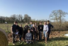 Eugène Lefebvre entouré des jeunes de l'Hortithèque de Fauville-en-Caux, prêts pour planter 300 mètres de haies.