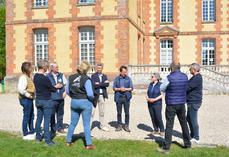 Visite de l'exploitation et de la cidrerie du lycée agricole du Pays de Bray à Brémontier-Merval. Gilles Collombet-Goudon, directeur de l'exploitation, accompagné de Frédéric Foiry, proviseur du lycée, ont conduit la visite. 