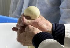 Le façonnage de la boule de mozzarella, un coup de main à prendre. Surtout pas de traces de doigts !