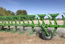 Une charrue hybride permet un travail de 6 cm à 25 cm.