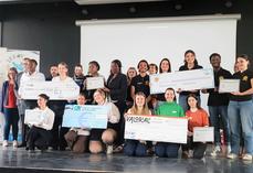 Le palmarès 2026 réuni. Les quatre équipes lauréates (Nomad, Norfé, Bul'Or et Pom) entourent les membres du jury, présidé par Jean-Noël Lecarpentier, à l'issue de la remise des prix.