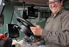 François Paquin fait partie des agriculteurs qui se sont montrés intéressés pour rejoindre le réseau Centipède RTK. Pose du volant électrique et de la console.