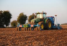 Sur route comme aux champs, la conduite des engins agricoles et forestiers est encadrée par deux législations : le Code de la route et le Code du travail...