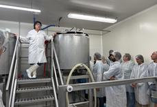 Échanges des producteurs transformateurs de produits laitiers sur les conditions de travail autour du laboratoire du Gaec Genty à Richemont. Le Gaec a installé ses cuves en hauteur pour profiter de la gravité afin de déplacer le lait vers l'étape d'égouttage.