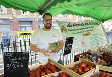 Sur les marchés, Florian Humel explique la situation à ses clients et pourquoi il est nécessaire à l'entreprise d'augmenter certains prix. « Nous ne pouvons plus faire de promo sur nos tomates. Il nous faut rémunérer nos salariés, régler les factures de graines et plants déjà engagés, payer nos charges et nous ne savons pas si toutes nos cultures pourront être récoltées ».