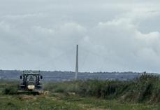 Sur 22 ha de roselière, les opérations de broyage, de fauche et de pose des clôtures préparent la mise en place d'une extension de pâturage extensif dans la réserve naturelle de l'estuaire de la Seine.