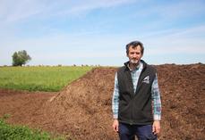 Au printemps, David Léger composte la litière deux fois à 15 jours d'intervalle. Il l'épand ensuite, sans l'incorporer sur ses prairies temporaires.