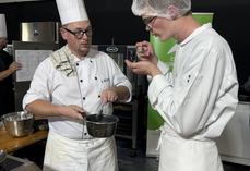Jean-Baptiste Rebiard, chef au collège Jacques Daviel au Mesnil-en-Ouche et Mewen Guillo,  élève au lycée Clément Ader à Bernay, un binôme gagnant.