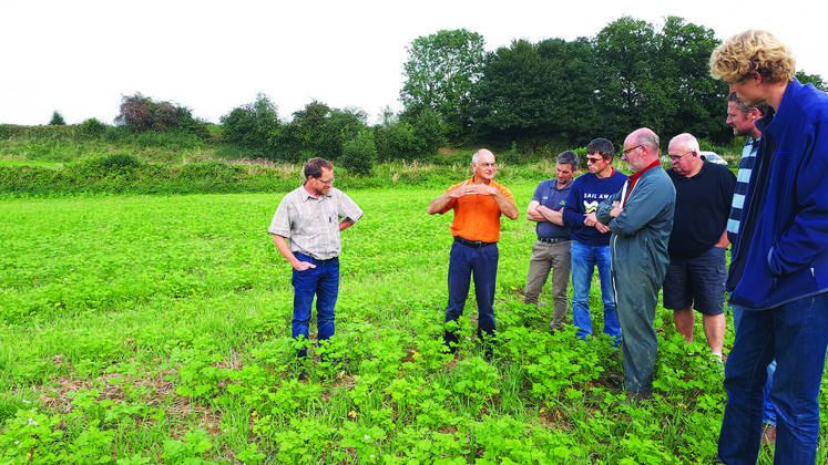 Formation dans une parcelle de l’un des agriculteurs du groupe.