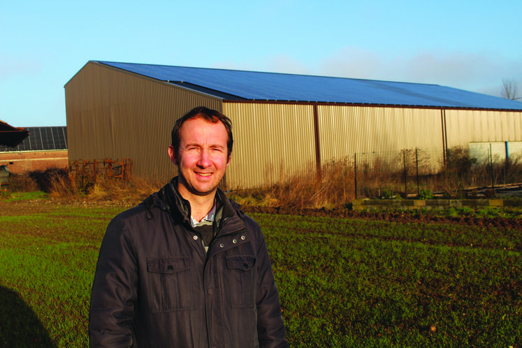 ean-Philippe Berthe, agriculteur à Avricourt, dans l’Oise, a monté un bâtiment agricole avec des panneaux  photovoltaïques sur la couverture. Avec quatre ans de recul, il est très satisfait, au point d’avoir installé depuis d’autres panneaux sur une ancienne grange.
