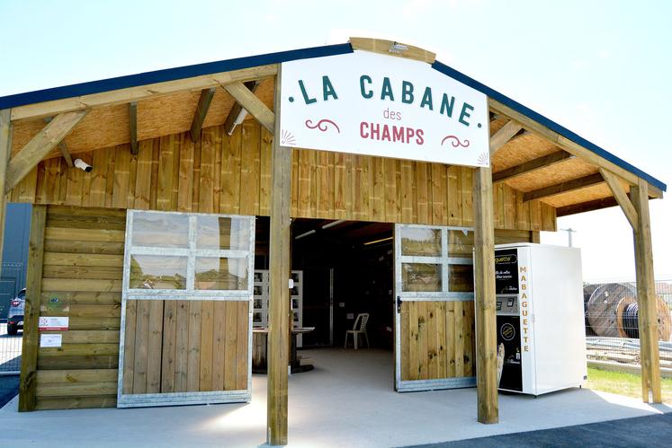 Le 13 mai dernier était un grand jour pour Annabelle Deschamps : l’ouverture de “La cabane des Champs”,  sa boutique autonome de produits frais et locaux sur la commune d’Alvimare. 