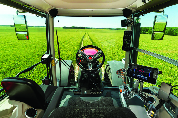 Déjà auréolé de nombreux prix, le Massey Ferguson 8S s’est vu décerner le titre de Farm Machine 2022 (le nouveau nom du concours « Machine de l’année ») pour la catégorie tracteurs. Côté confort ou performance, le modèle semble mettre tout le monde d’accord. 