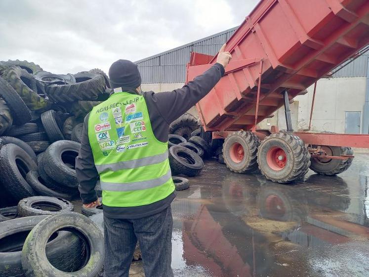 La collecte des vieux pneus utilisés pour l'ensilage se poursuit dans les  fermes de Seine-Maritime