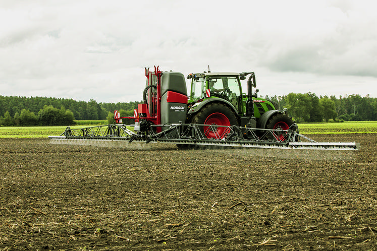 L’agriculteur peut choisir à la commande la longueur des rampes, le nombre de sections et de buses par section. 