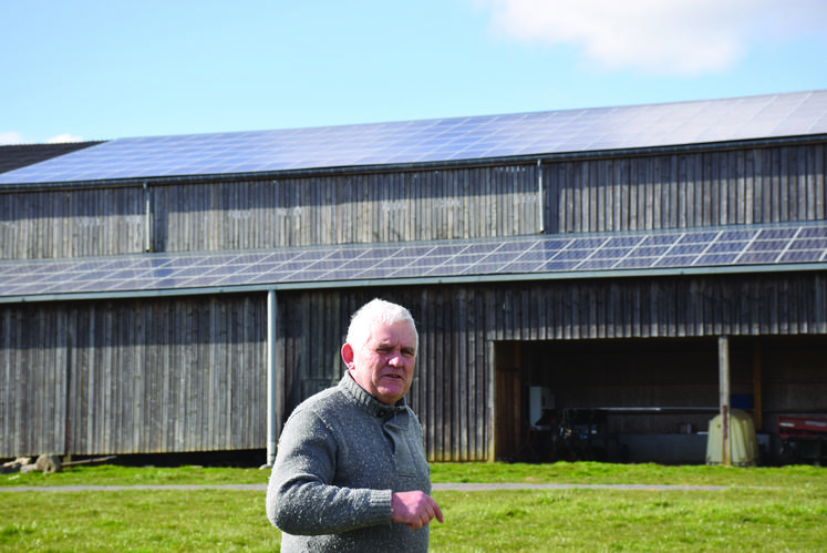 Les trois associés du Gaec de la Petite Prée ont investi dans une centrale thermovoltaïque pour sécher en grange leurs 440 tonnes de foin à l’année. Explications.