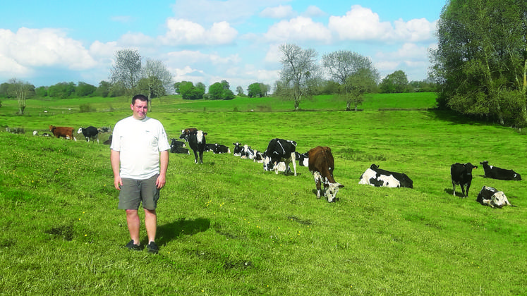Clément Coussement, 35 ans et installé depuis 2015 en élevage laitier conventionnel à Villers-sur-Auchy (Oise), s’est converti depuis son installation au pâturage tournant dynamique.
