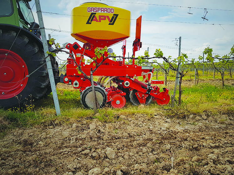 Le Diretta-Vigne est le semoir de semis direct estampille Maschio  Gaspardo dédié à la vigne. Il permet l’enherbement de l’inter- rang pour un entretien à faible coût et sans désherbant.