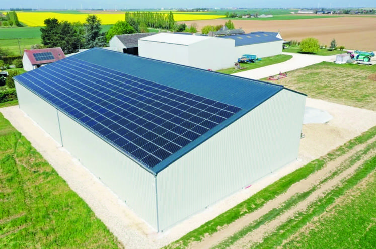 Les panneaux photovoltaïques sont installés  sur un bâtiment de 1 000 m2