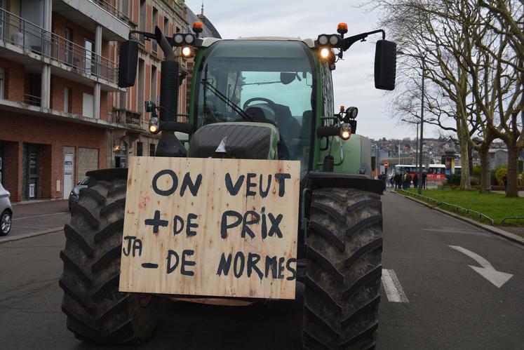 Des slogans très explicites sur les motifs de la colère : plus de prix et moins de normes.