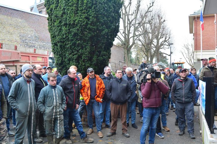 À Dieppe, les agriculteurs attentifs aux prises de paroles de Franck Grémont de la FNSEA 76, et du député Sébastien Jumel.
