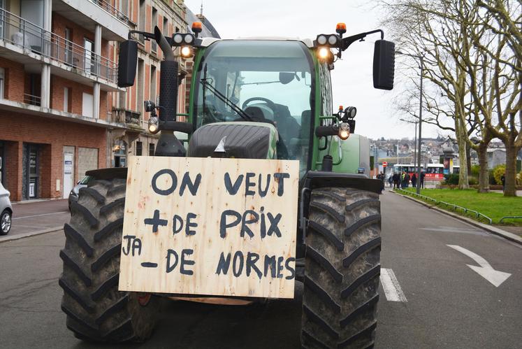 À l’image de nombreux slogans sur les tracteurs, évocateurs du manque de rémunération du travail fourni par les agriculteurs.