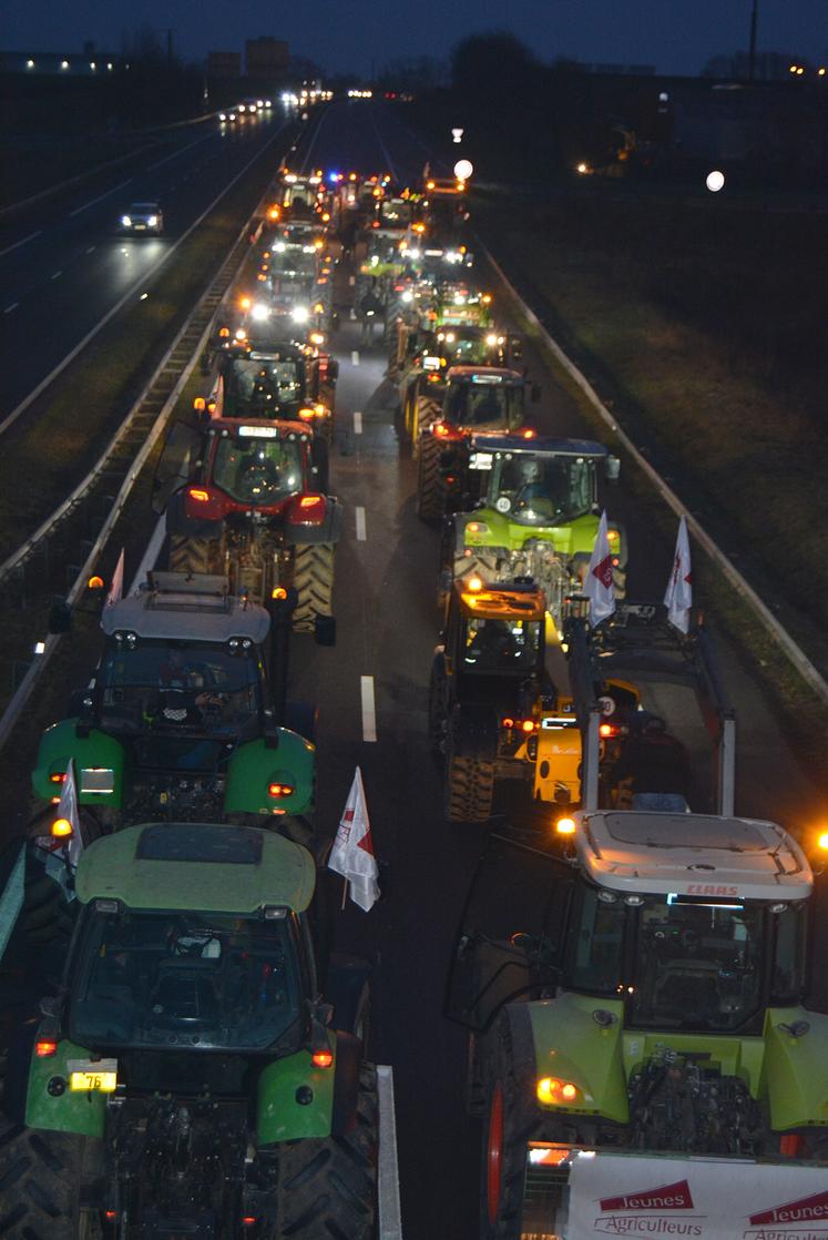 Bien équipés et très organisés, des agriculteurs en nombre  ont passé la nuit sur l’autoroute A28, au point de blocage de la circulation du Moulin d’Écalles.