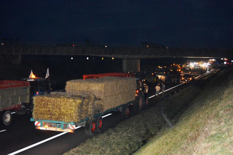 Bien équipés et très organisés, des agriculteurs en nombre  ont passé la nuit sur l’autoroute A28, au point de blocage de la circulation  du Moulin d’Écalles.