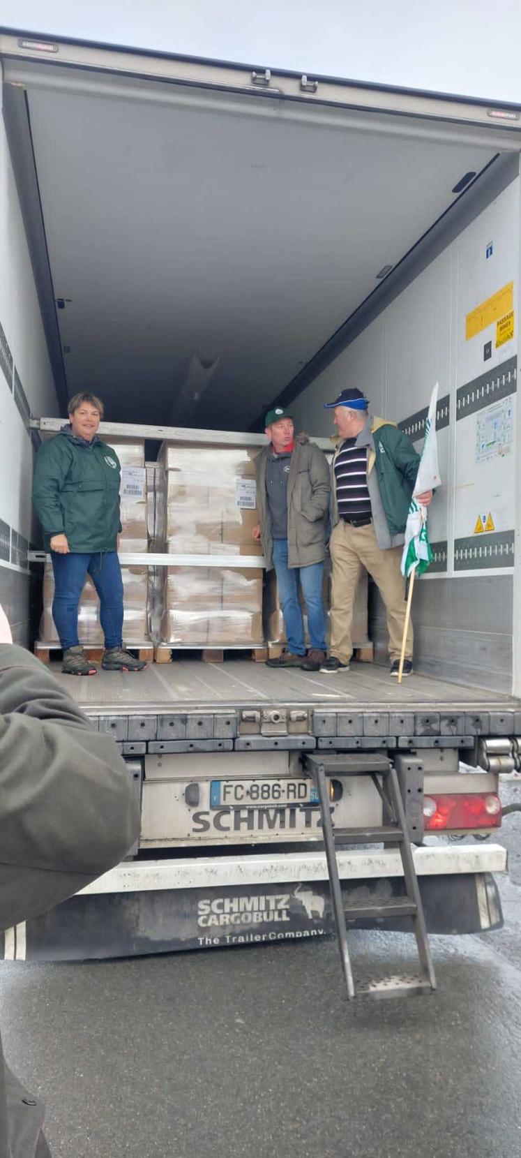 À Isigny-le-Buat, les manifestants n'ont pas hésité à ouvrir les camions.