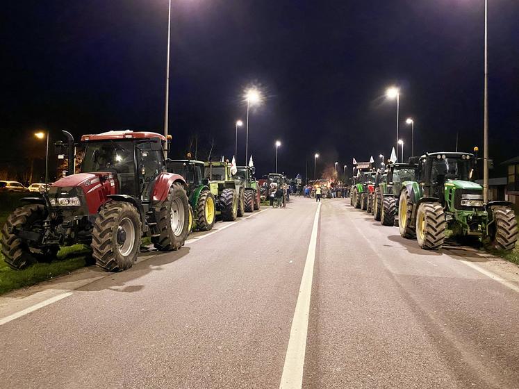 Le 24 janvier, des barrages filtrants, installés aux abords du pont  de Brotonne, ont permis de réaliser des contrôles de camions et de la provenance des produits transportés.