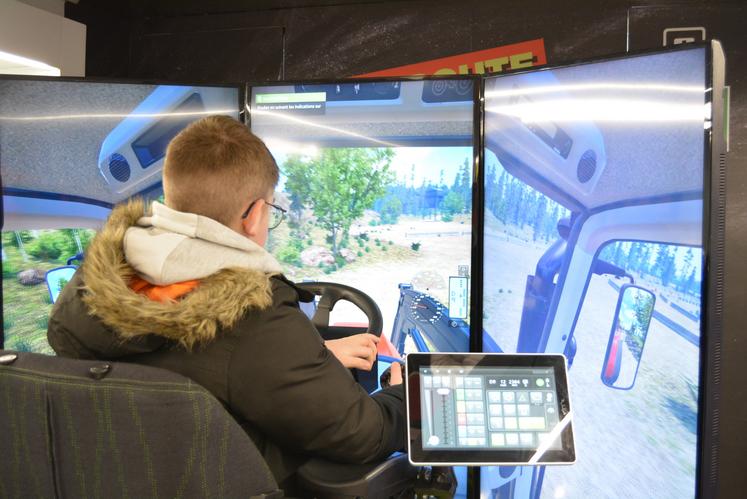 Un simulateur de tracteur permet aux élèves de s'initier à la conduite d'un engin agricole sur une exploitation. Nul doute que cette animation aura suscité de l'intérêt.