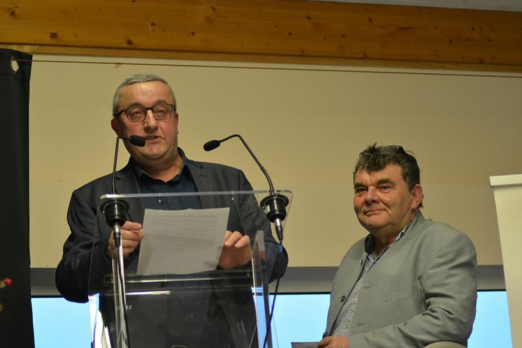 Denis Créant et Éric Lasnon, étaient coorganisateurs de l'assemblée générale décentralisée de la FNSEA 76. Denis Créant n'a pas manqué aussi de rappeler l'attachement du SEA au système de polyculture-élevage.