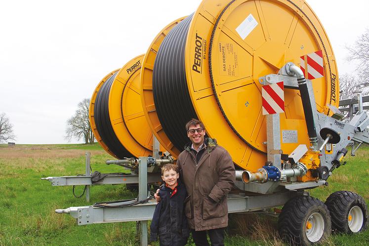 Xavier Leroy, ici avec son fils Wandrille, a pu installer l’irrigation sur son exploitation grâce à une démarche collective en Cuma.