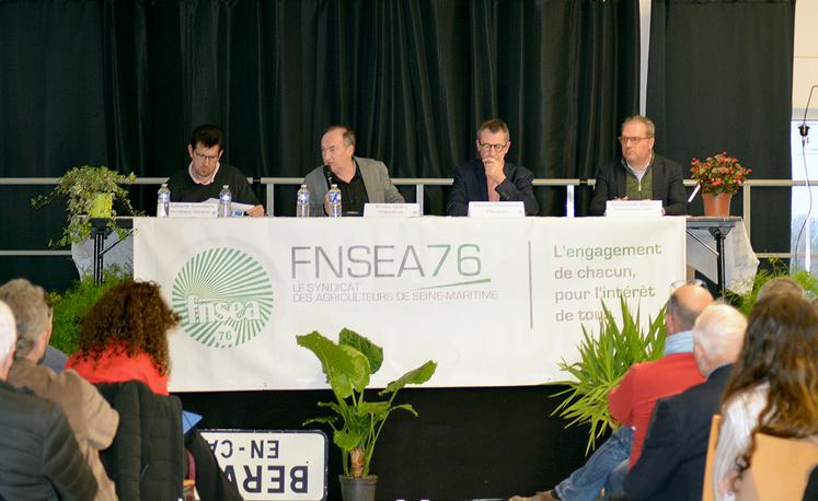 À la tribune de gauche à droite : Stéphane Donckele, Bruno Ledru, Jocelyn Pesqueux et Emmanuel Martin, commissaire aux comptes.